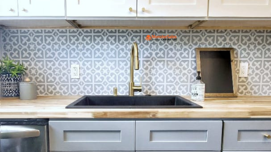 kitchen-cabinets-west-palm-beach-1024×576 Sleek and modern kitchen showcasing custom cabinets from Monster Sales USA, featuring clean lines and minimalist design.